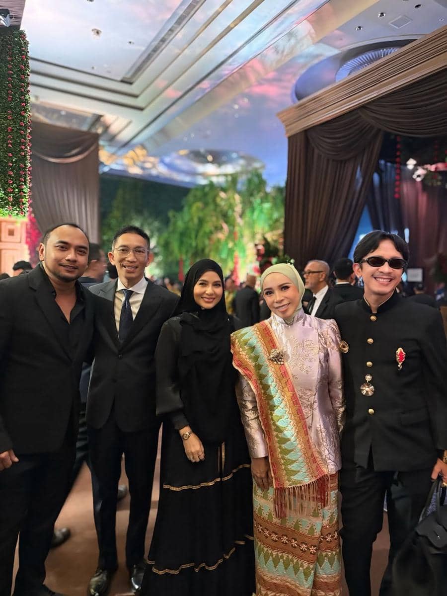 gaya artis di resepsi pernikahan El Rumi dan Syifa Hadju 