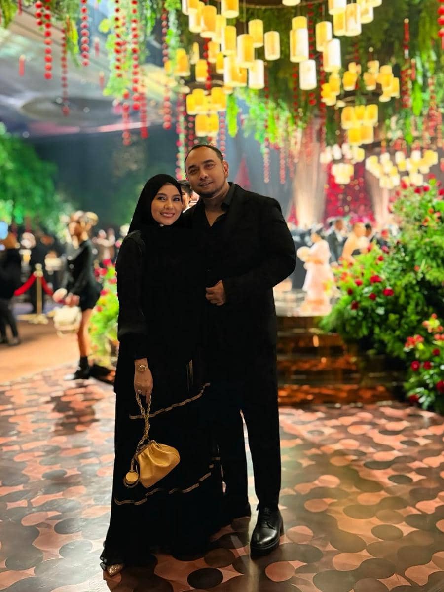 gaya artis di resepsi pernikahan El Rumi dan Syifa Hadju 