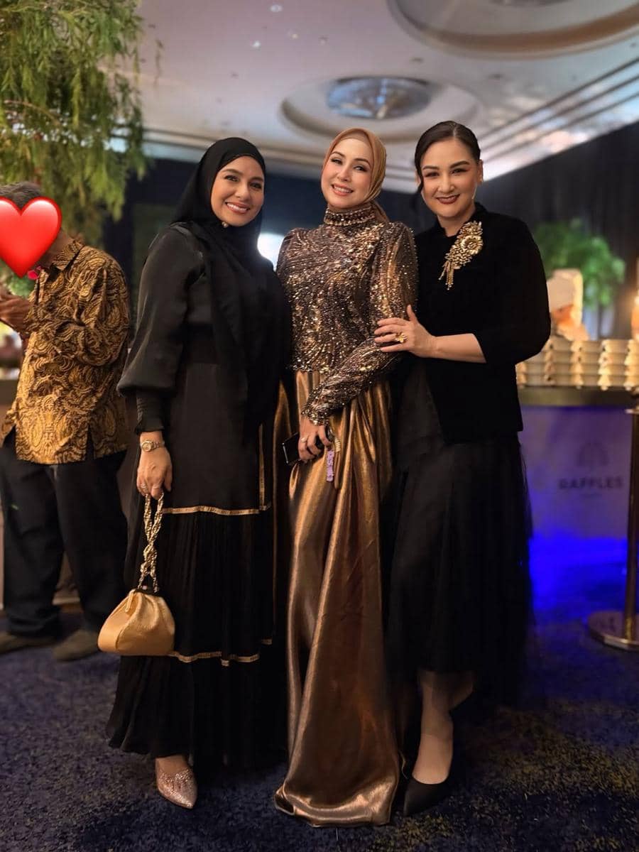 gaya artis di resepsi pernikahan El Rumi dan Syifa Hadju