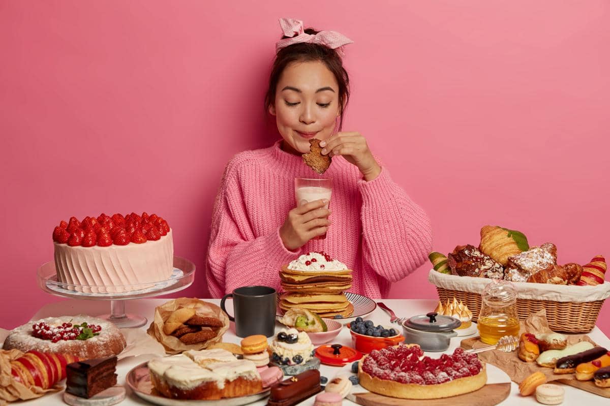 ilustrasi makan makanan manis
