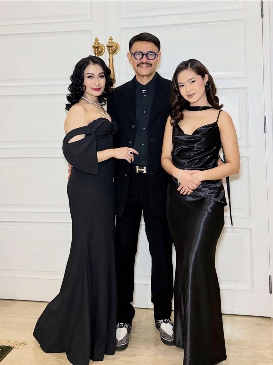 gaya artis di resepsi pernikahan El Rumi dan Syifa Hadju