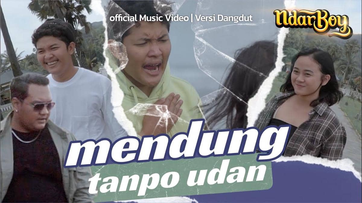 cuplikan video klip lagu "Mendung Tanpo Udan"
