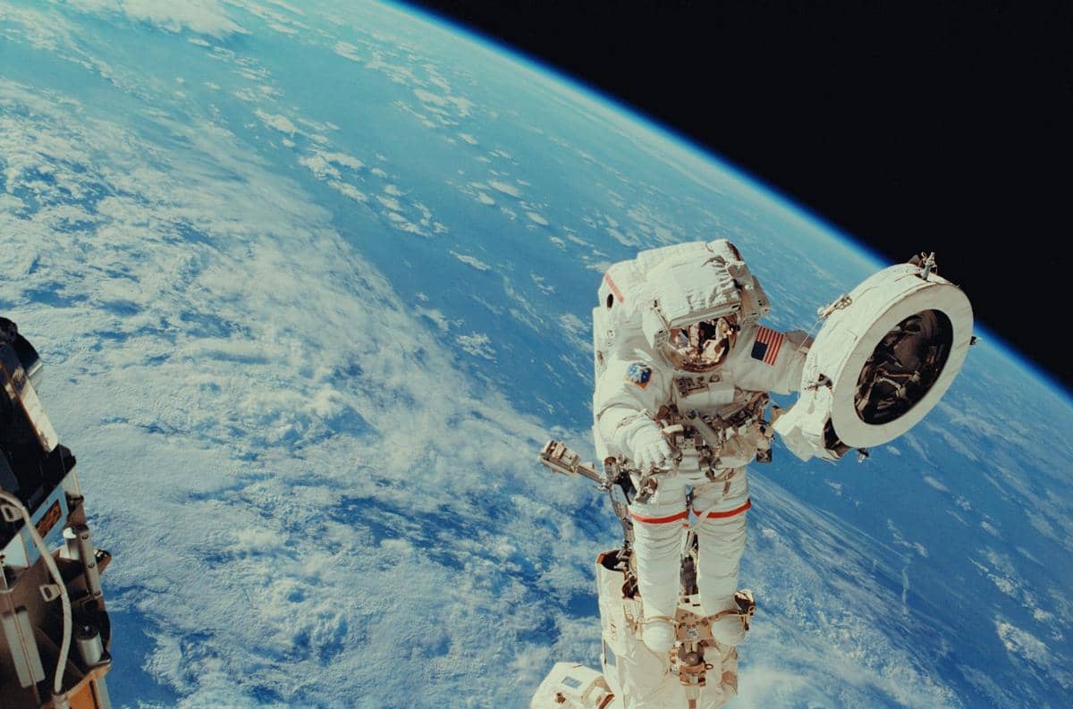 ilustrasi astronaut 