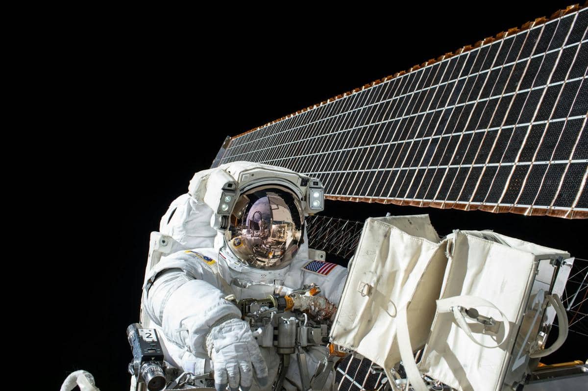 ilustrasi astronaut 