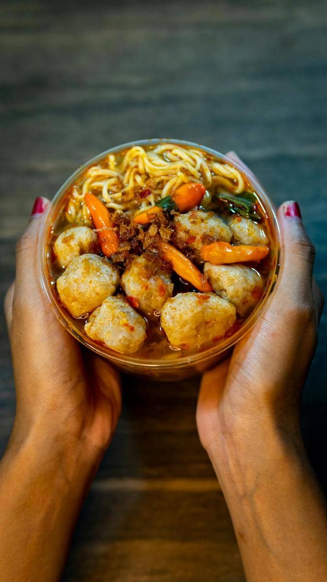 ilustrasi bakso di wadah thinwall