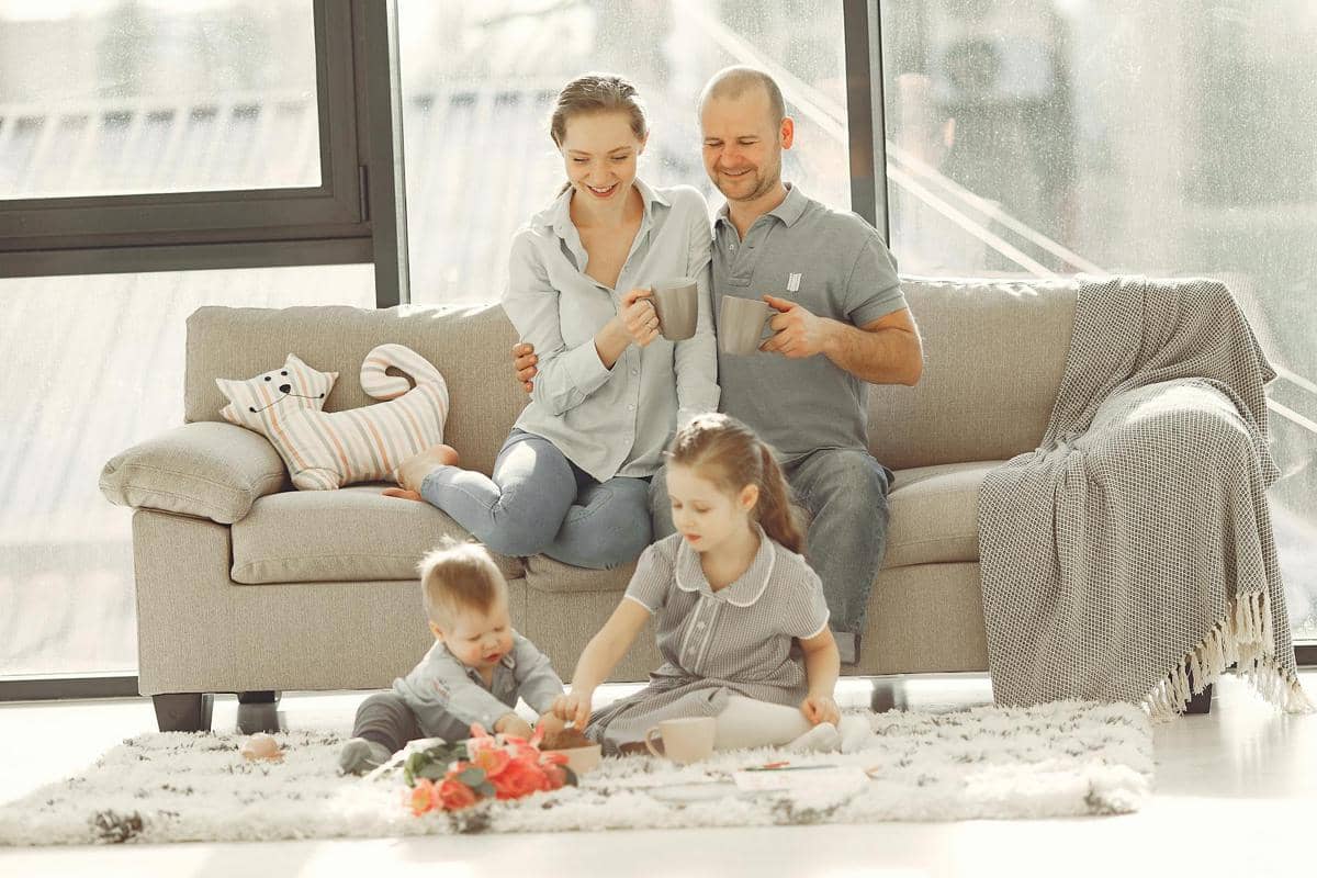 kedua orang tua yang sedang mengawasi anak bermain