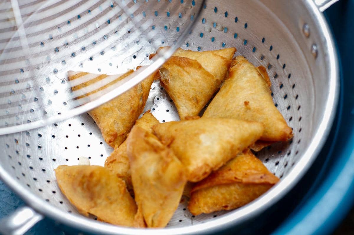 ilustrasi memasak samosa 