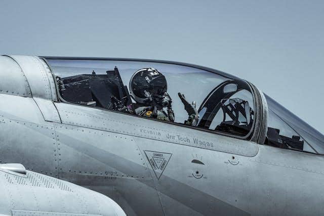 ilustrasi pilot militer 