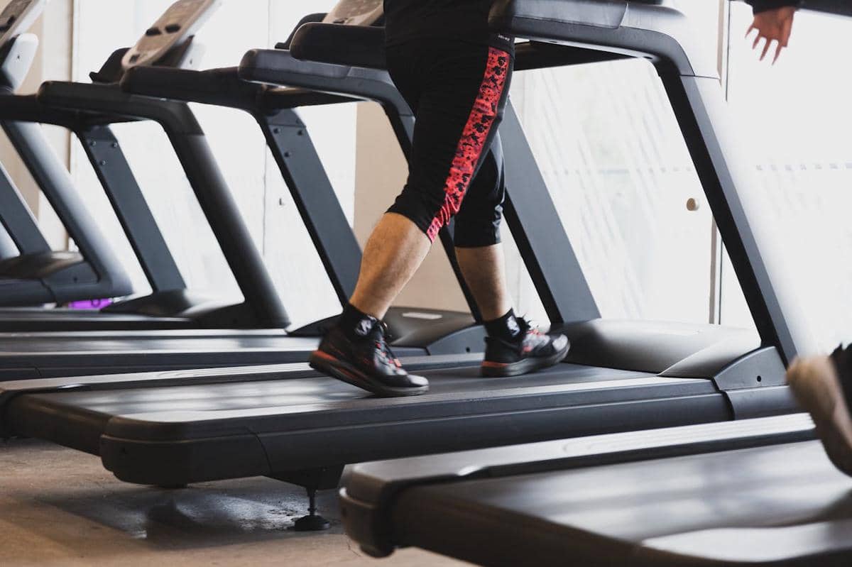 ilustrasi pria cardio di gym