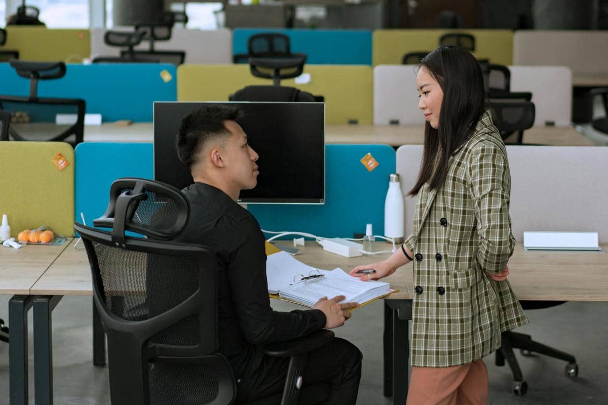 ilustrasi atasan dan karyawan berdiskusi