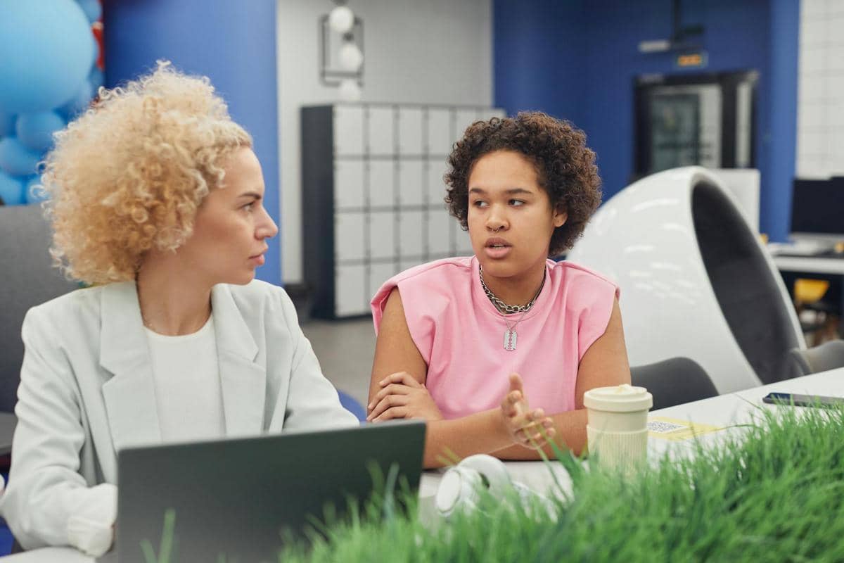 ilustrasi atasan dan karyawan mengobrol 