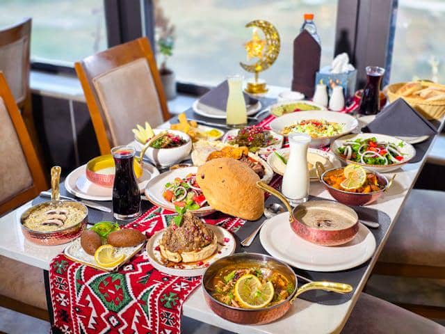 ilustrasi konsumsi makanan hotel