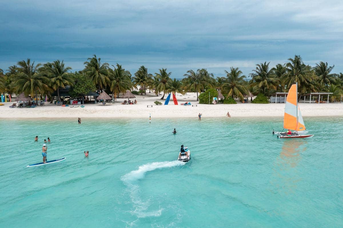 ilustrasi aktivitas liburan di Maldives