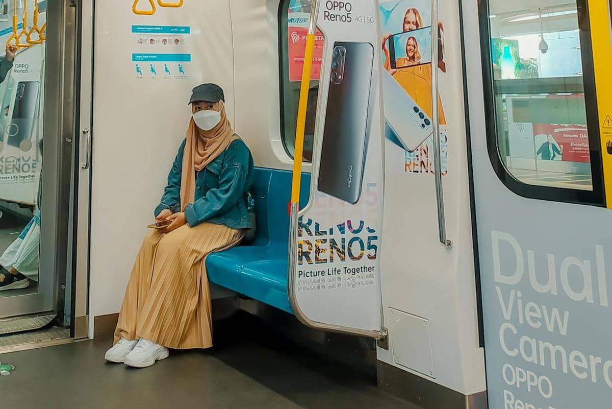 ilustrasi naik KRL (pexels.com/Sarifdn)
