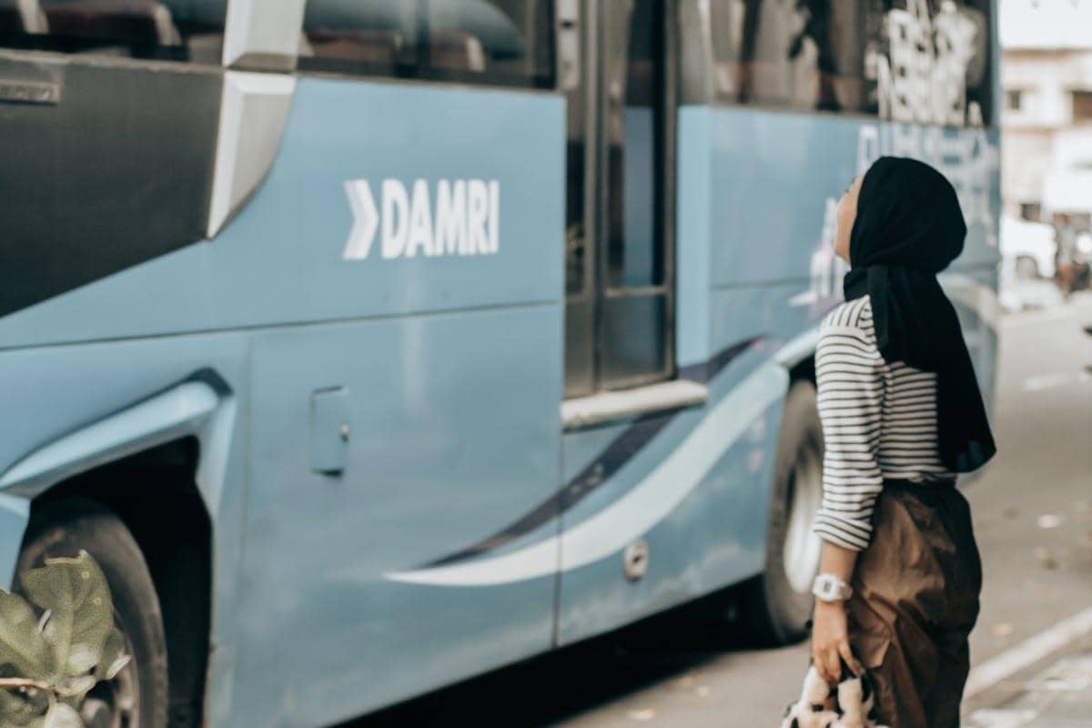 ilustrasi bus DAMRI 