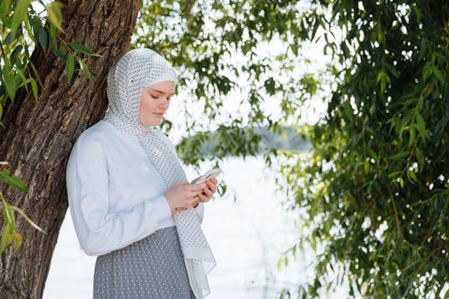 ilustrasi menggunakan dompet digital 