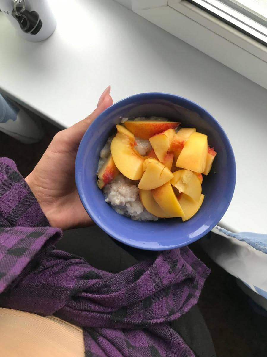 ilustrasi makan oatmeal