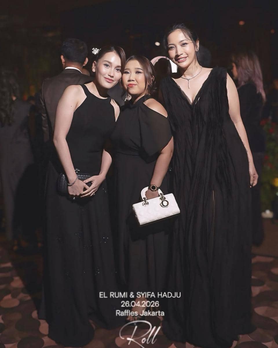 gaya artis di resepsi pernikahan El Rumi dan Syifa Hadju