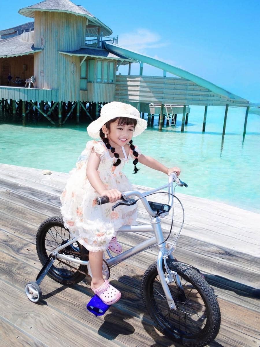 Nanda Arsyinta bersepeda dan bersantai di Pantai Maldives