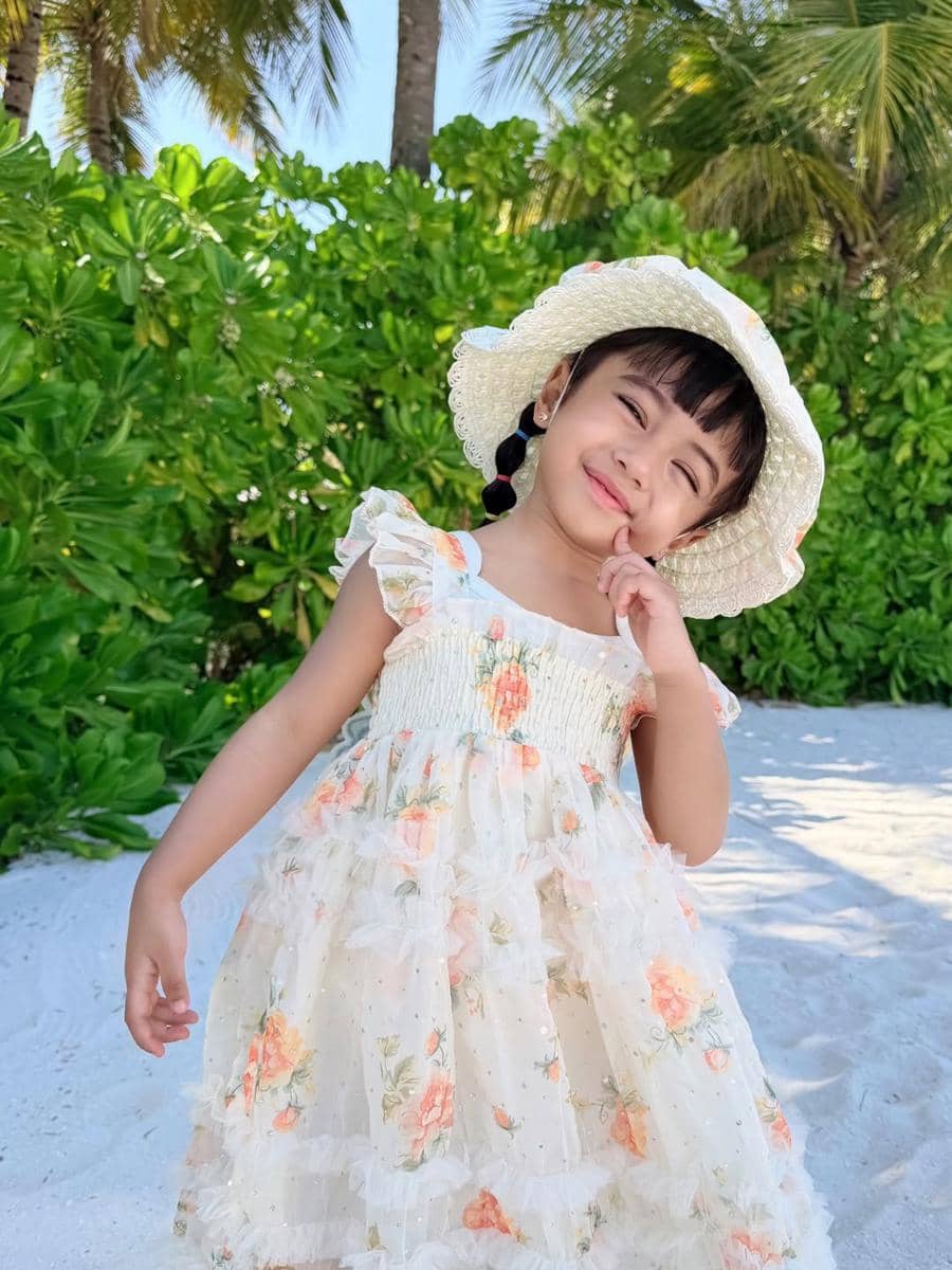 Nanda Arsyinta bersepeda dan bersantai di Pantai Maldives