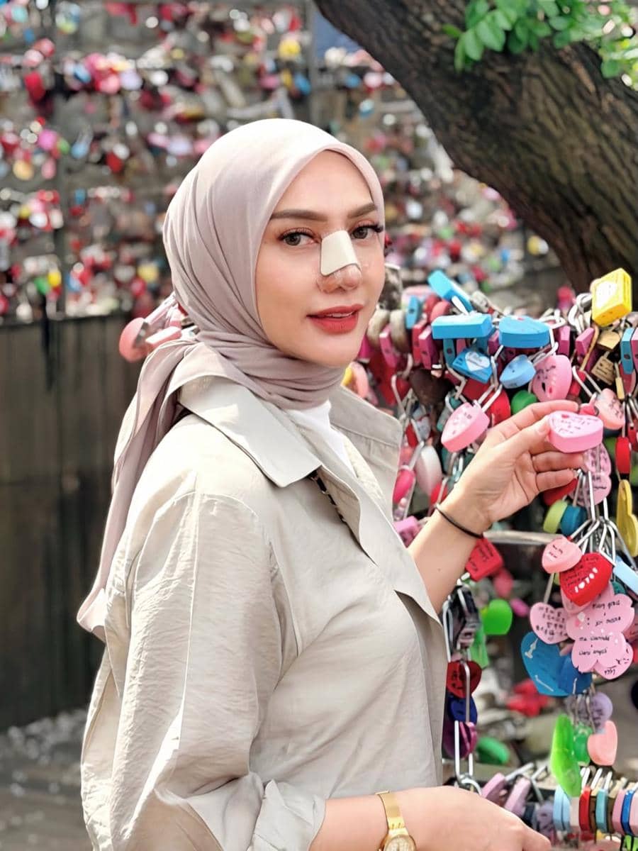 Yulita MCI5 menikmati sakura di Namsan Tower