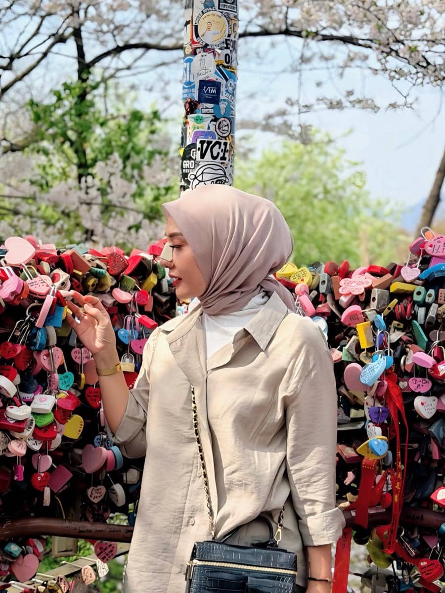 Yulita MCI5 menikmati sakura di Namsan Tower