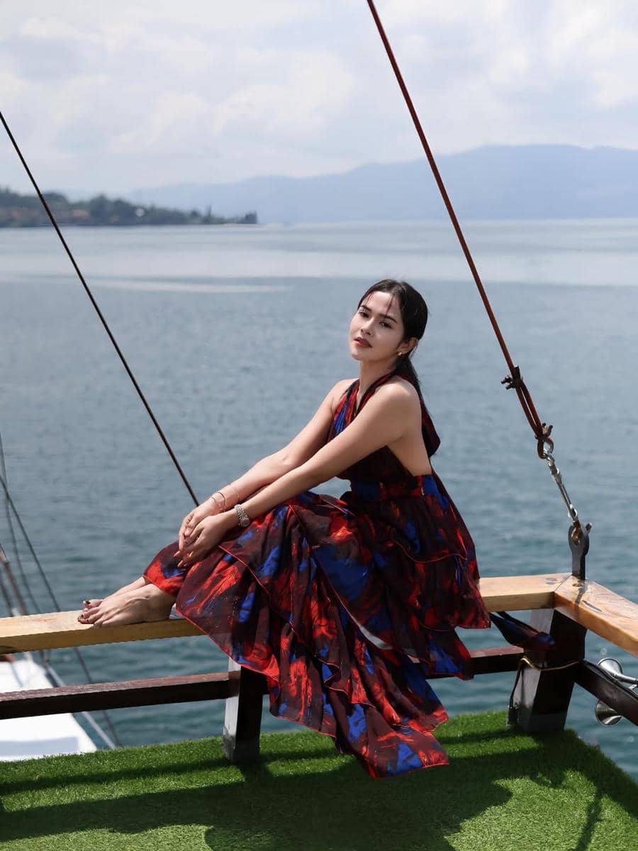 Bella Bonita di atas kapal pinisi dengan gaun pantai