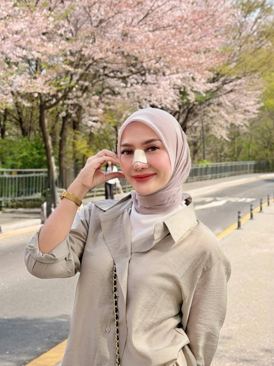 Yulita MCI5 menikmati sakura di Namsan Tower