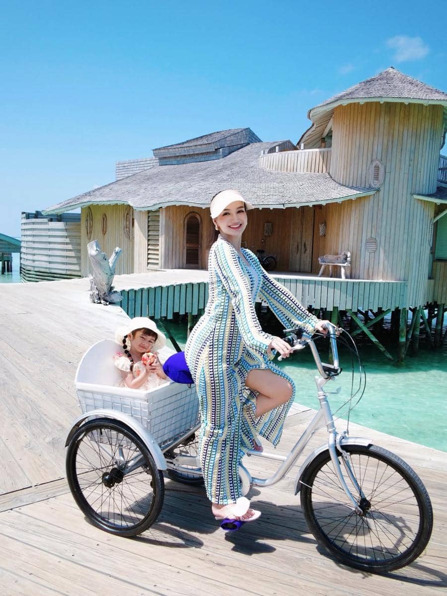 Nanda Arsyinta bersepeda dan bersantai di Pantai Maldives