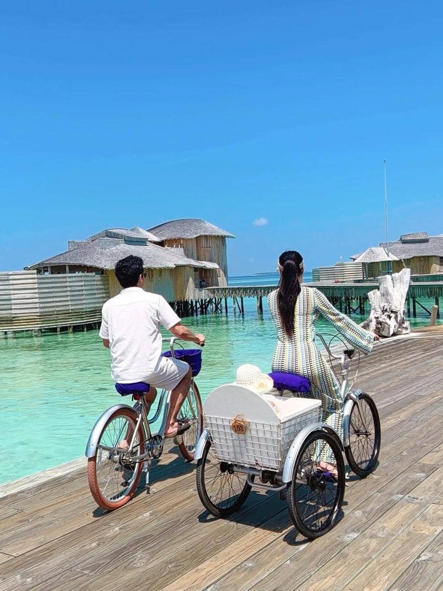 Nanda Arsyinta bersepeda dan bersantai di Pantai Maldives