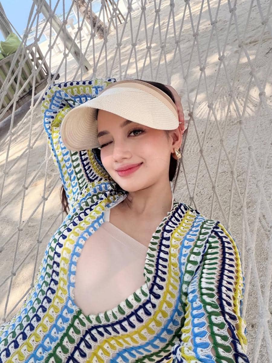 Nanda Arsyinta bersepeda dan bersantai di Pantai Maldives