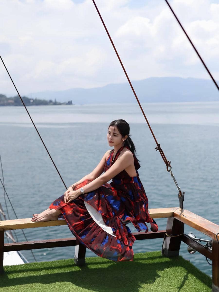 Bella Bonita di atas kapal pinisi dengan gaun pantai