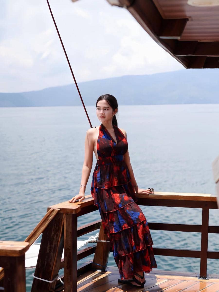 Bella Bonita di atas kapal pinisi dengan gaun pantai