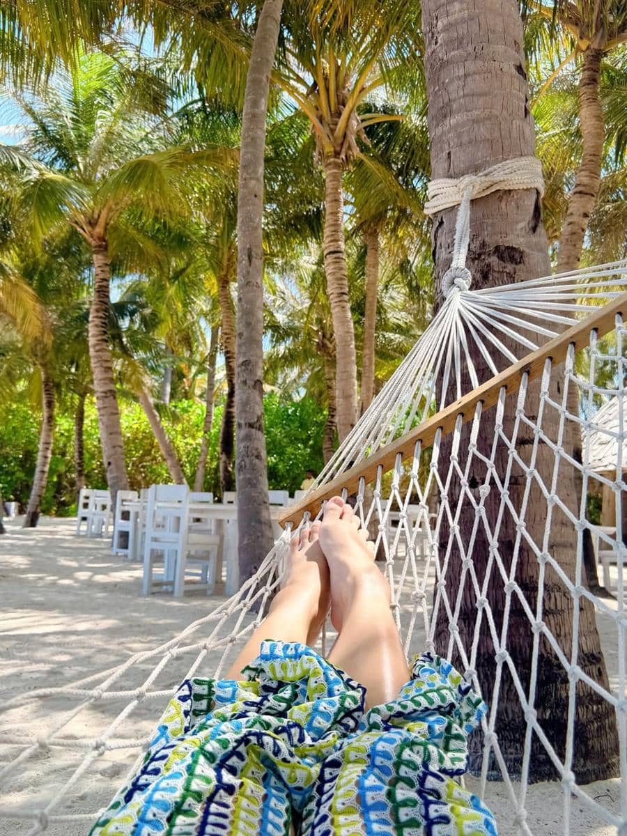 Nanda Arsyinta bersepeda dan bersantai di Pantai Maldives