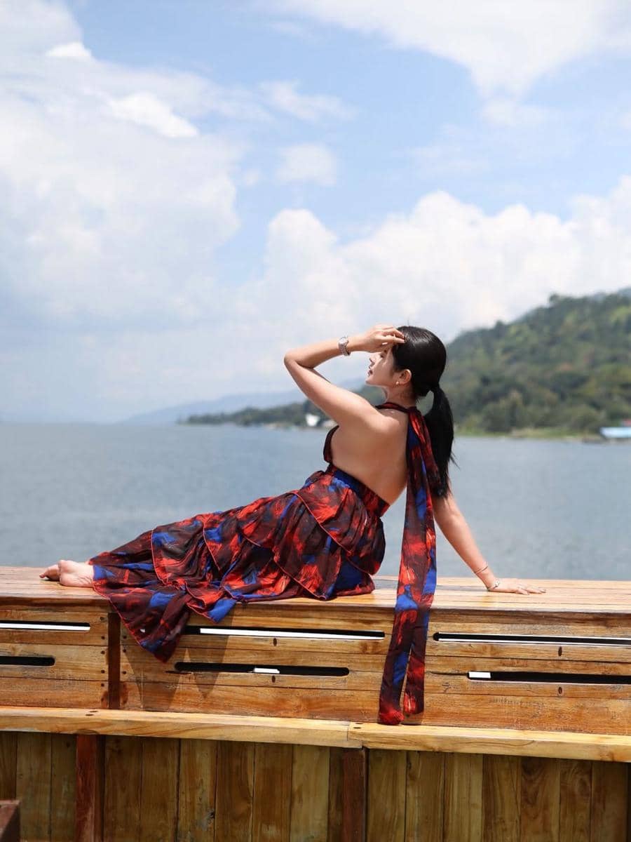 Bella Bonita di atas kapal pinisi dengan gaun pantai