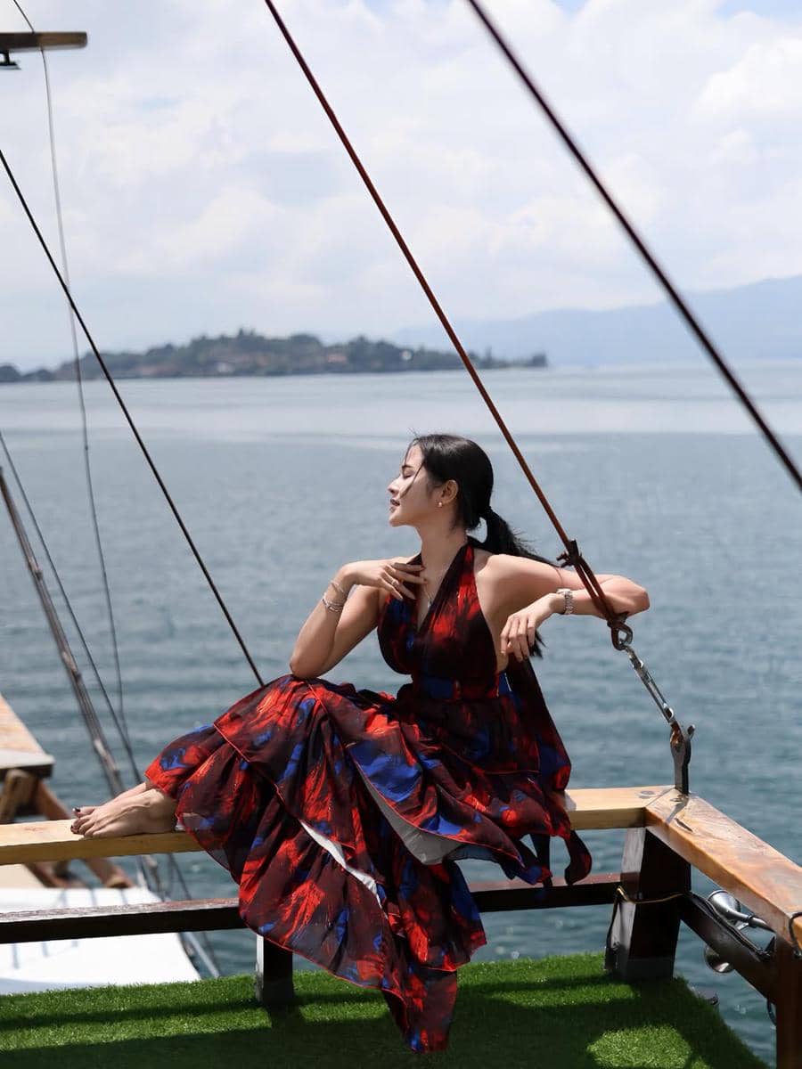 Bella Bonita di atas kapal pinisi dengan gaun pantai