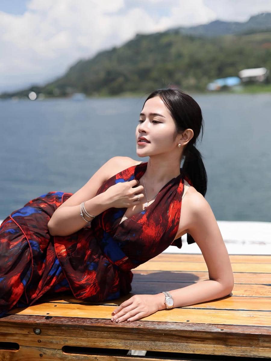 Bella Bonita di atas kapal pinisi dengan gaun pantai