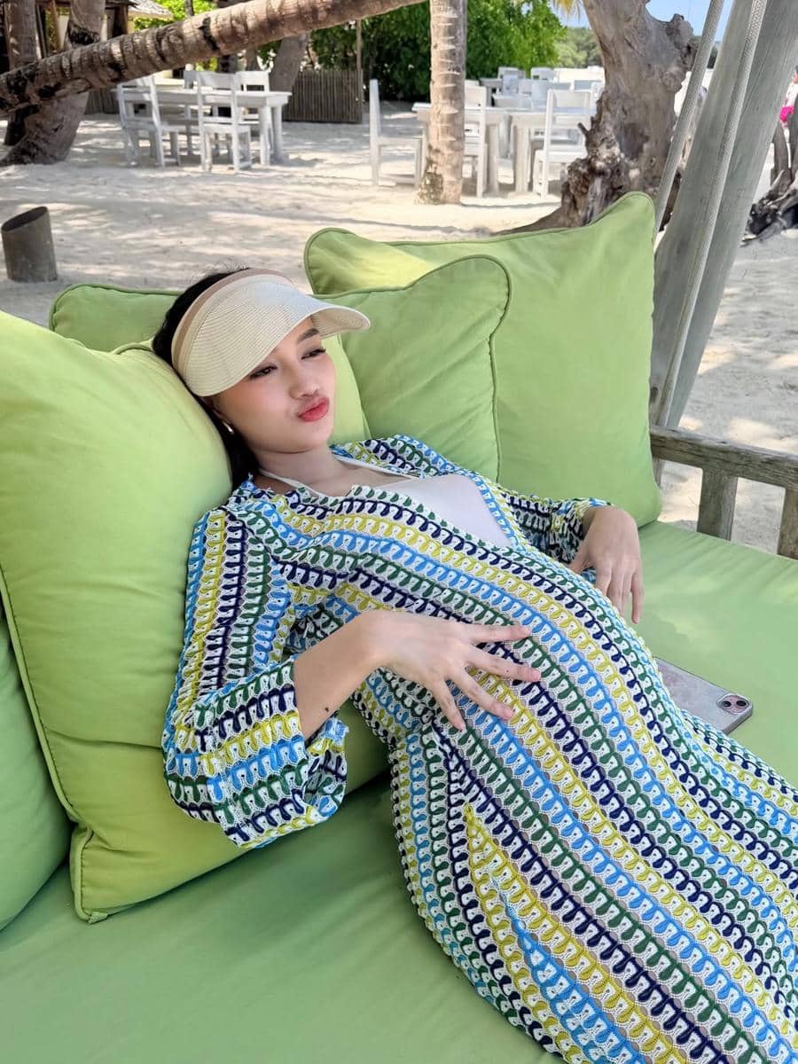 Nanda Arsyinta bersepeda dan bersantai di Pantai Maldives