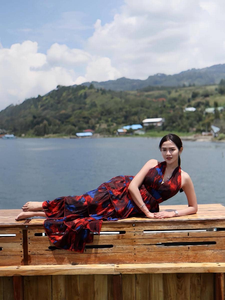 Bella Bonita di atas kapal pinisi dengan gaun pantai
