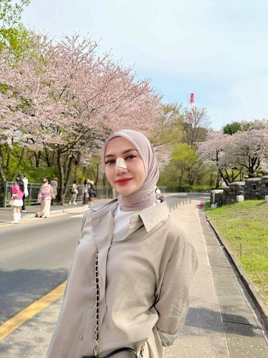 Yulita MCI5 menikmati sakura di Namsan Tower