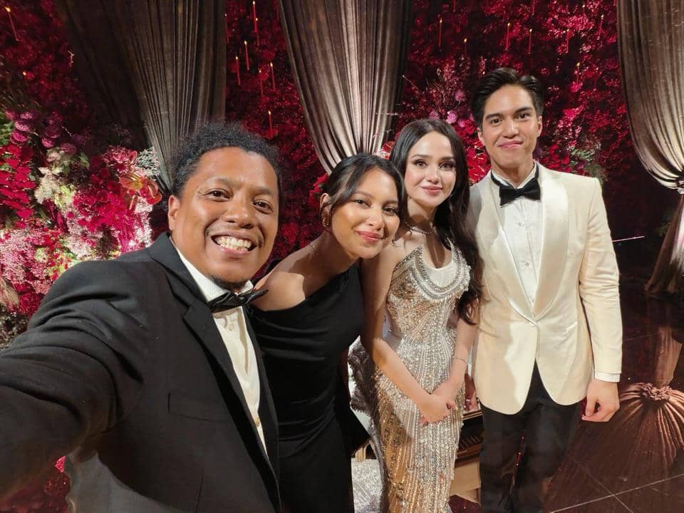 gaya artis di resepsi pernikahan El Rumi dan Syifa Hadju