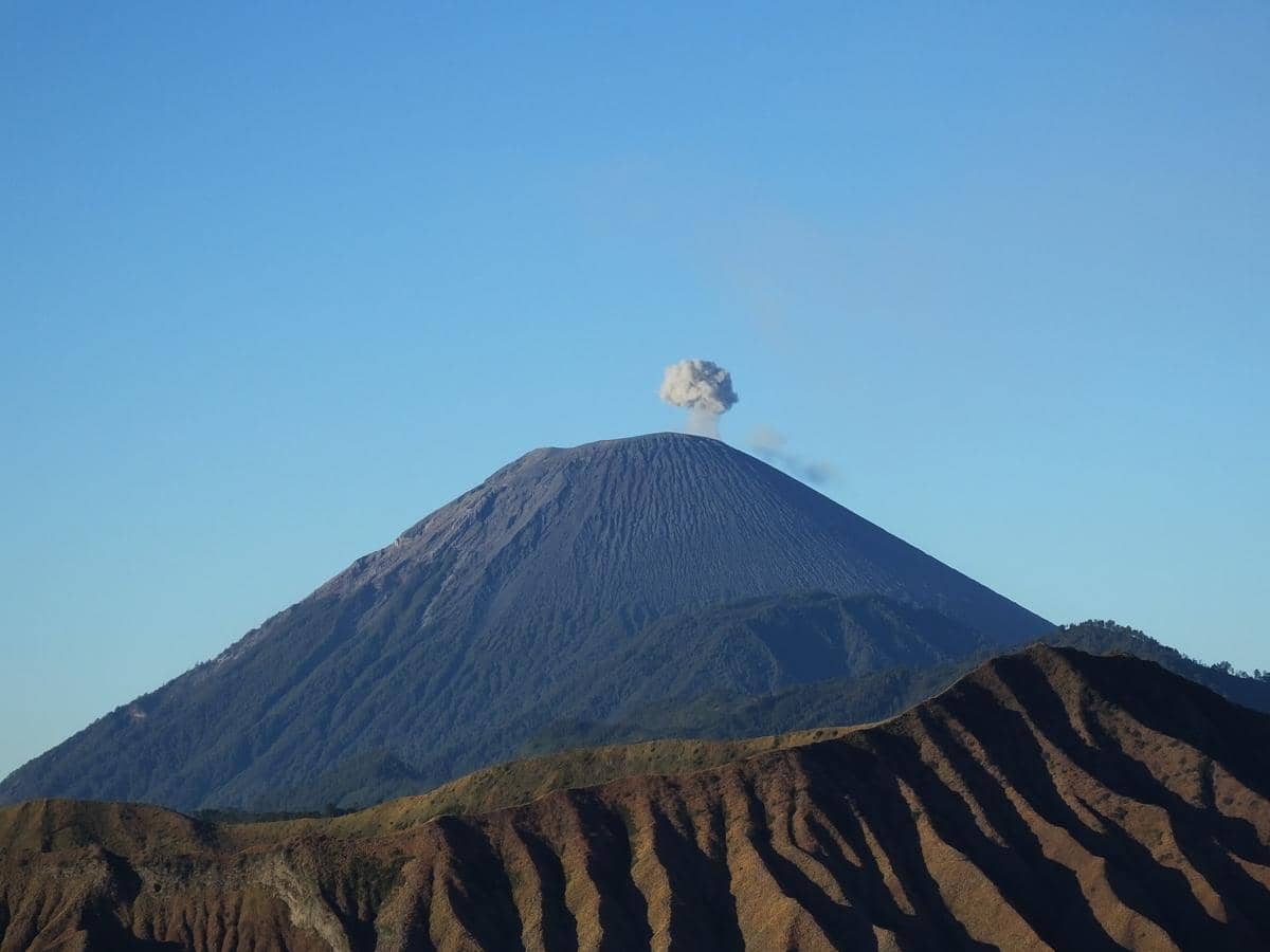 Gunung Semeru dari puncak Gunung Bromo 