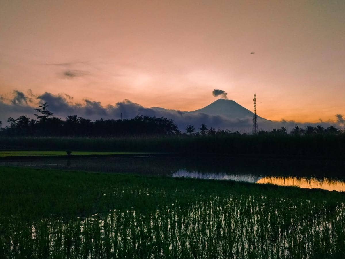 Gunung Semeru di pagi hari di Desa Sananrejo, Kecamatan Turen, Kabupaten Malang 