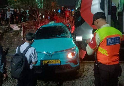 Penampakan Taksi yang Terlibat Kecelakaan KRL dan Kereta Argo Bromo