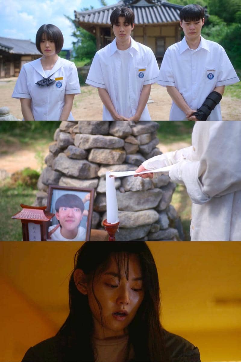 Tiga siswa berseragam sekolah berdiri dengan ekspresi sedih, upacara penghormatan dengan foto dan lilin, serta seorang wanita terlihat murung di ruangan redup.