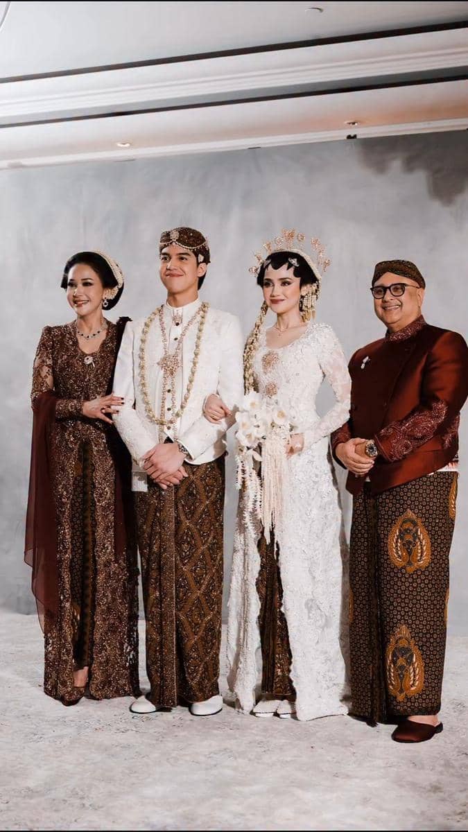 gaya Maia Estianty saat akad nikah El Rumi dan Syifa Hadju