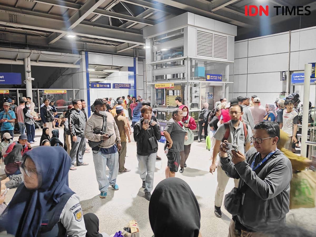 KRL Ditabrak Argobromo di Bekasi Timur, Penumpang Alami Luka-luka