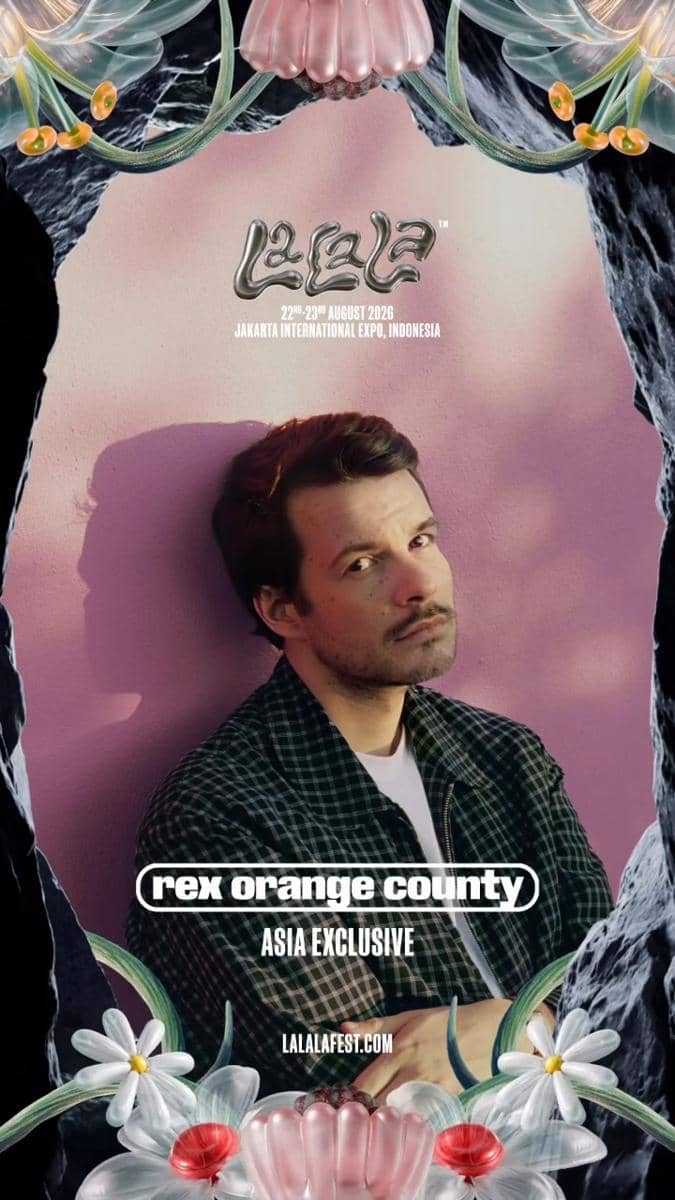 Poster promosi LaLaLa Festival 2026 menampilkan seorang pria berpose di depan dinding berwarna pink dengan tulisan Rex Orange County dan jadwal acara.