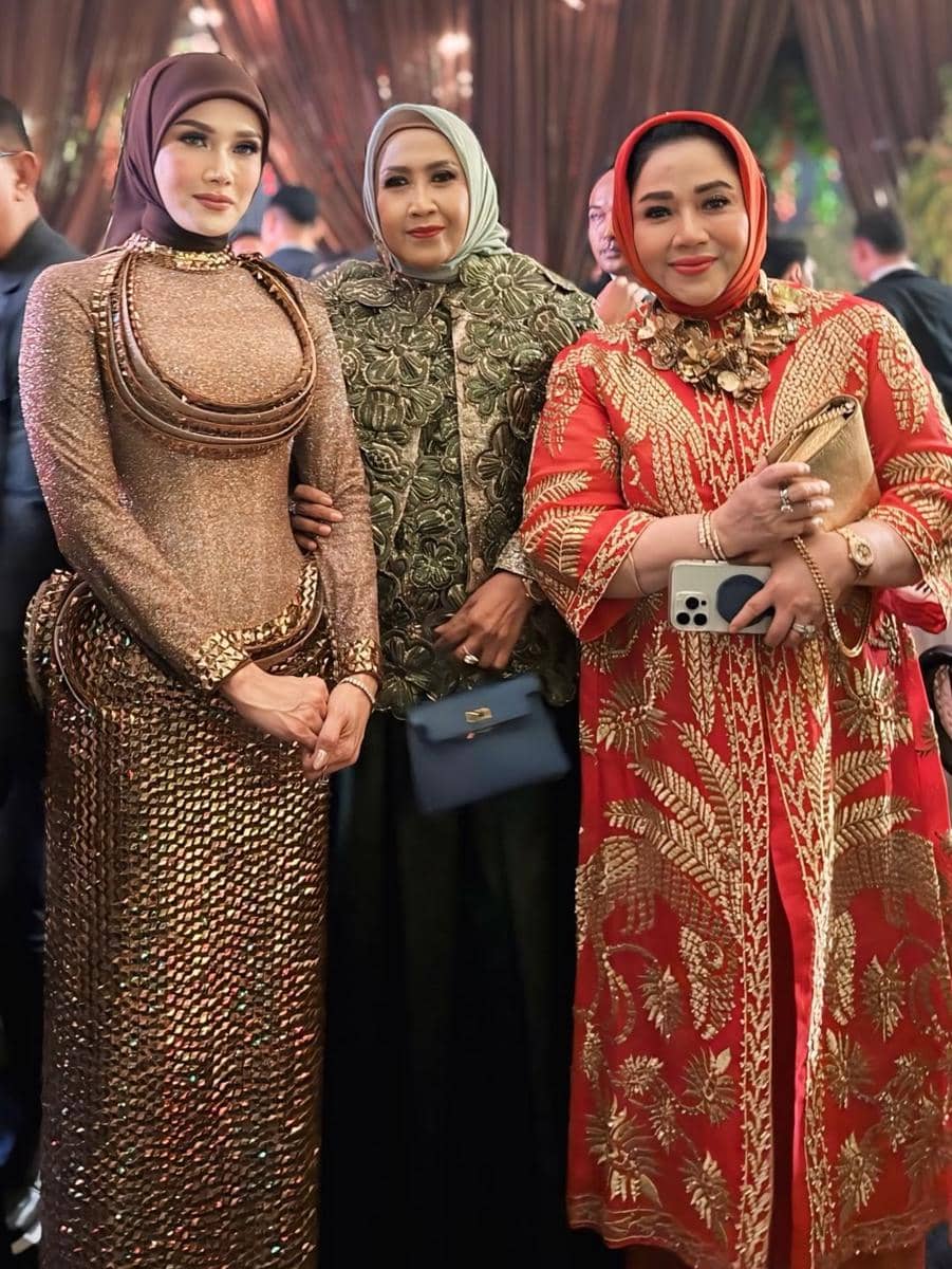 Gaya Keluarga di Resepsi Nikah Syifa Hadju-El Rumi (instagram.com/indahsda)