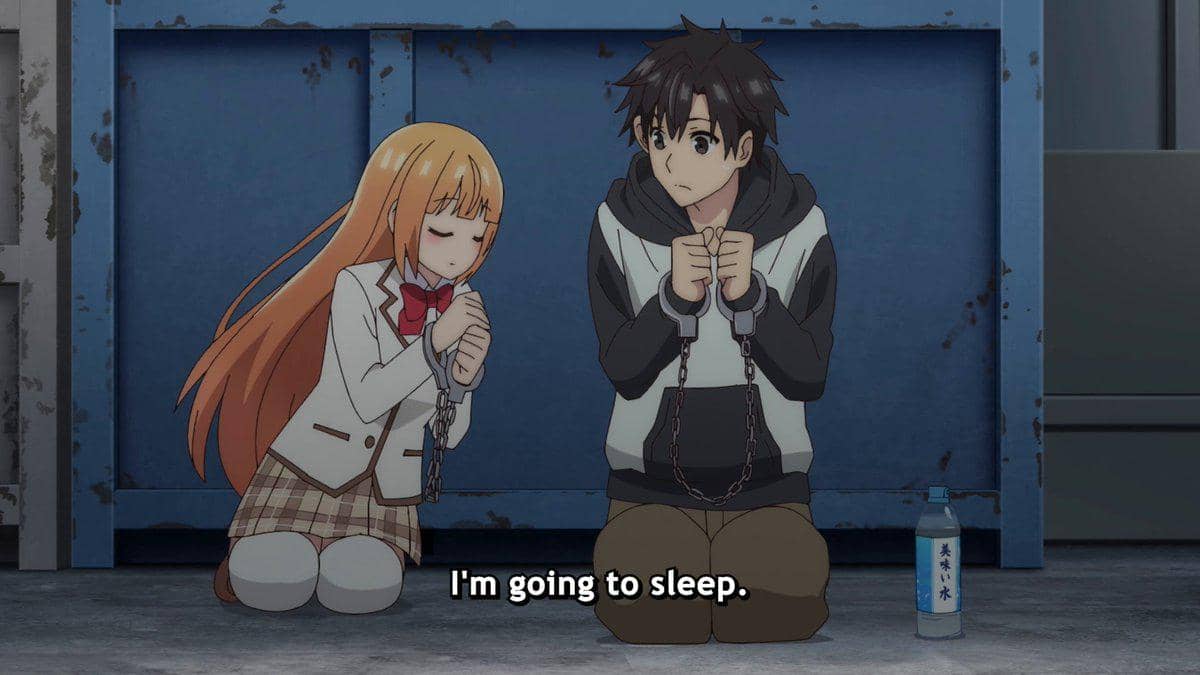 Dua karakter anime duduk berlutut di lantai dengan tangan terikat rantai, salah satunya mengenakan seragam sekolah dan yang lain jaket hitam putih.
